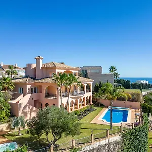 https://luxury-beachside-villa-with-heated-pool-and-hot-tub.es-andalucia.com